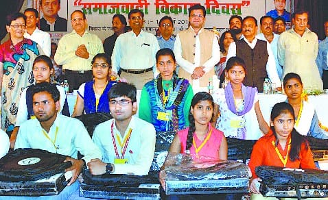 Socialist Development Day gifts distributed