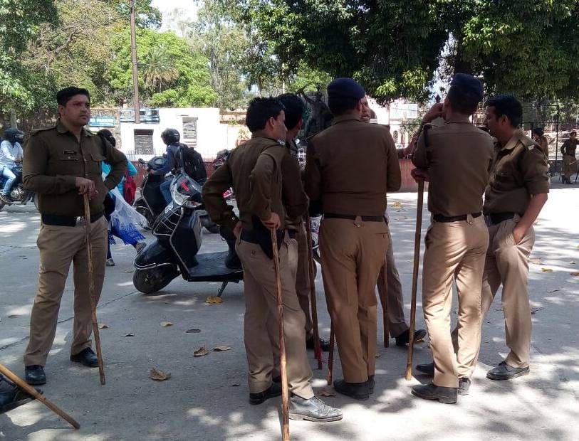 ABVP worker enter dav pg college with sword