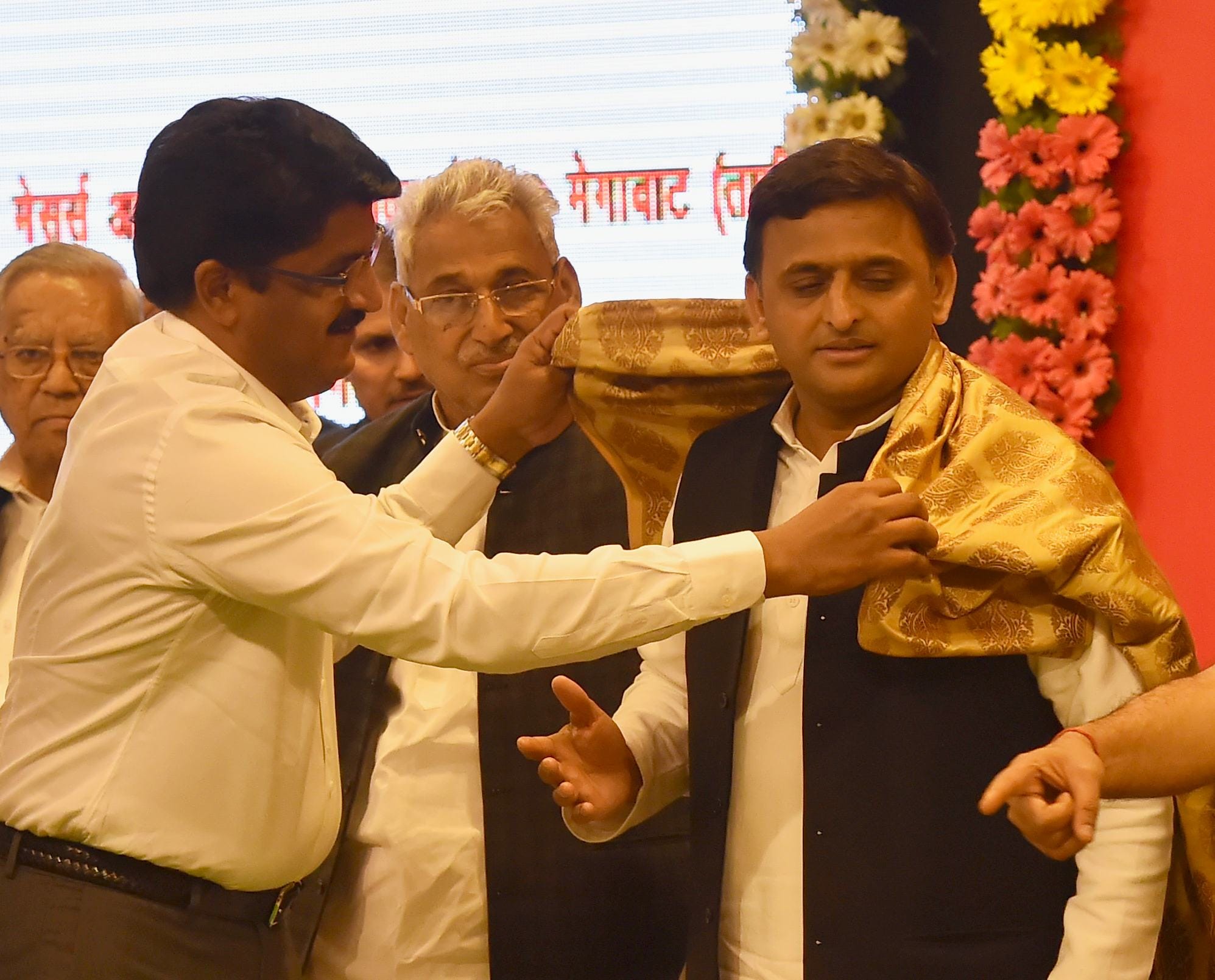 cm akhilesh celebrate 4 year of goverment with family