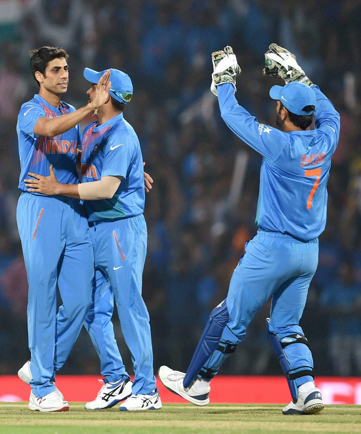 ashish nehra reveals the secret of abusing ms dhoni against pakistan