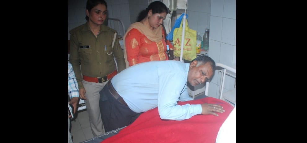 student of ghaziabad attack on girl with knife and then cuts his veins