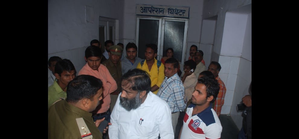 student of ghaziabad attack on girl with knife and then cuts his veins