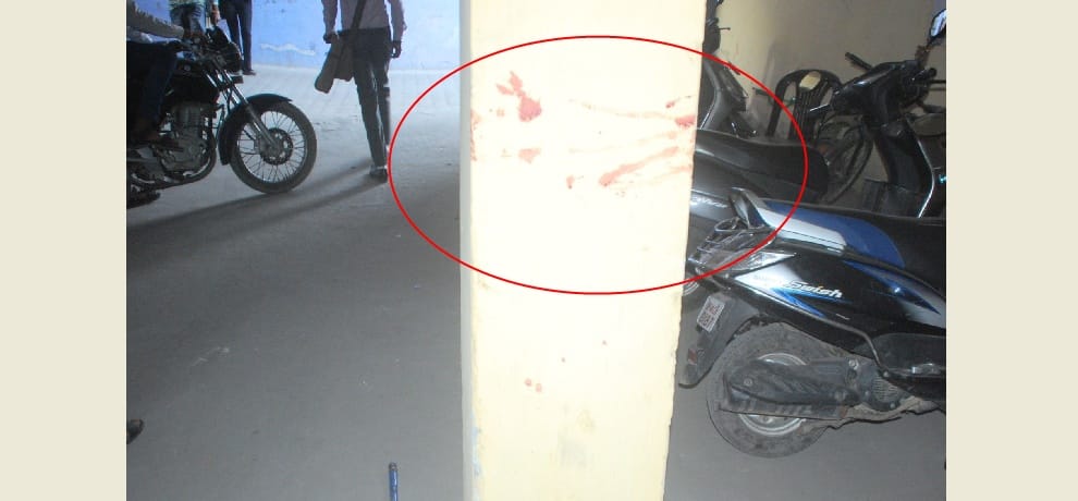 student of ghaziabad attack on girl with knife and then cuts his veins