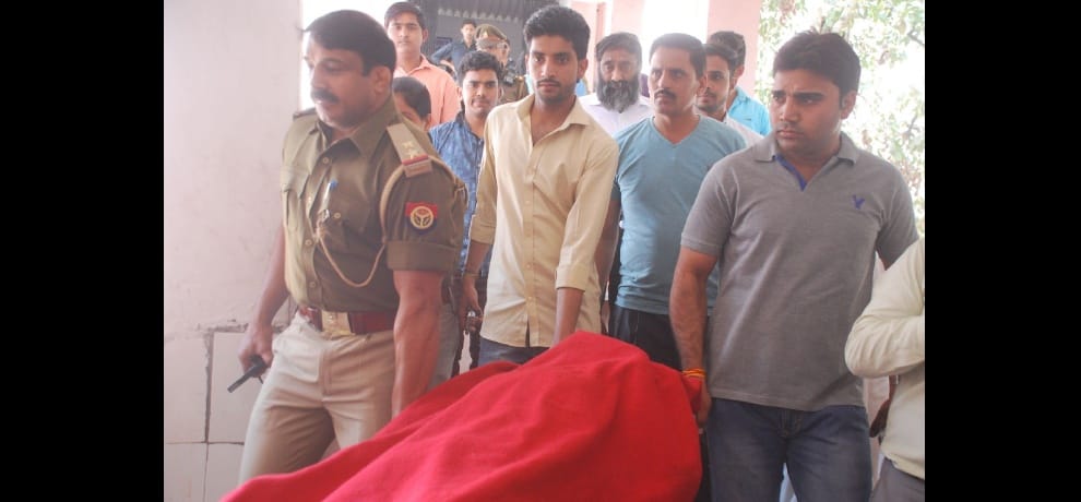 student of ghaziabad attack on girl with knife and then cuts his veins