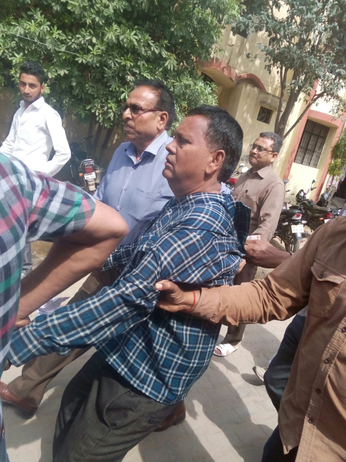 clerk arrested while taking bribe