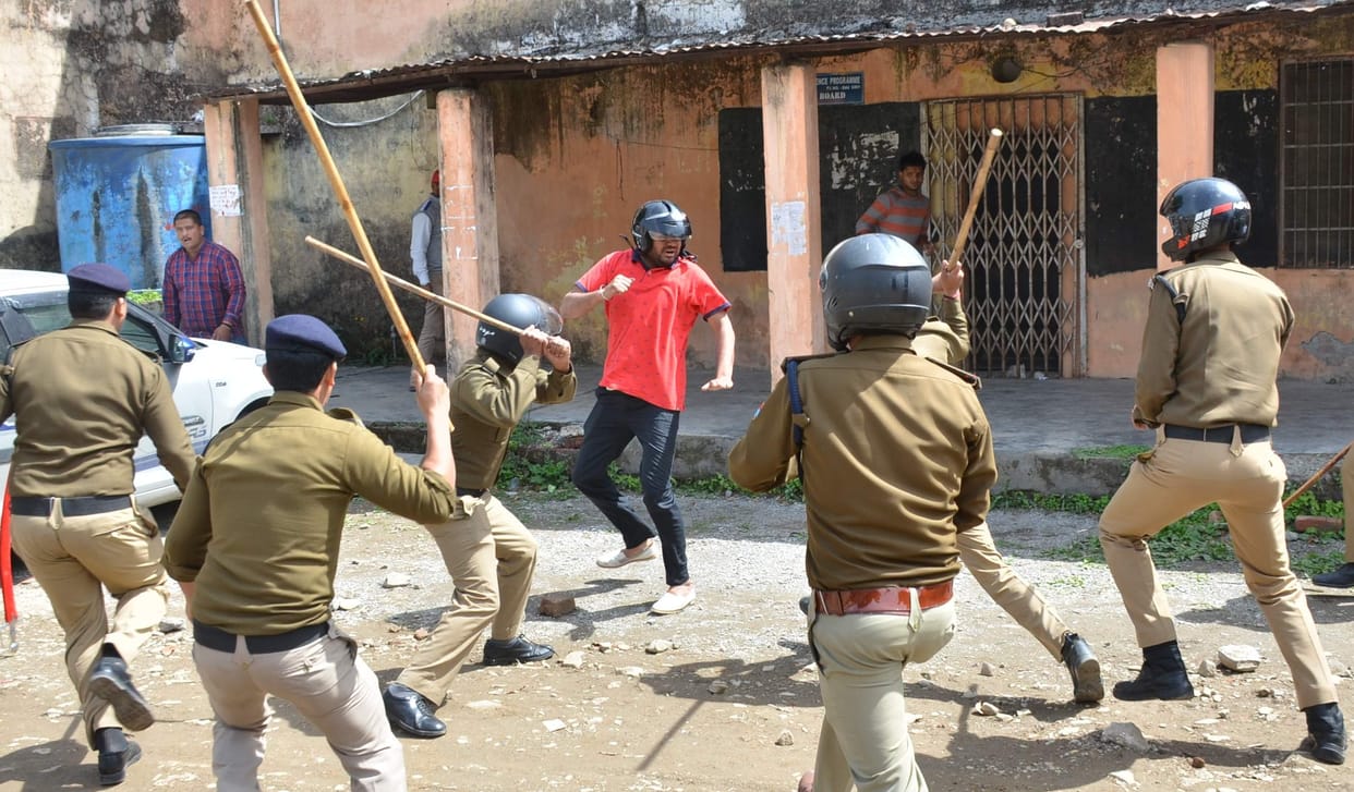 fight between ABVP and NSUI in DAV College.