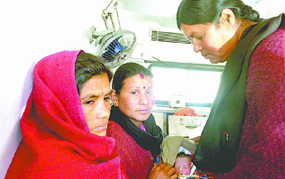 ex husband attack with knife, wife ijnured in hospital