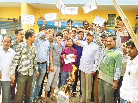 Bullion traders burnt effigies of the Centre