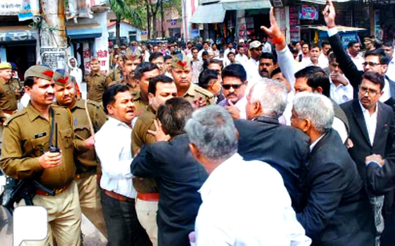Big tussle between Advocates and Police after Lawyer shot dead in Pratapgarh