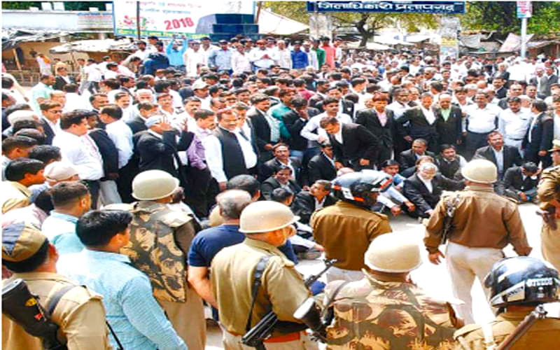 Big tussle between Advocates and Police after Lawyer shot dead in Pratapgarh