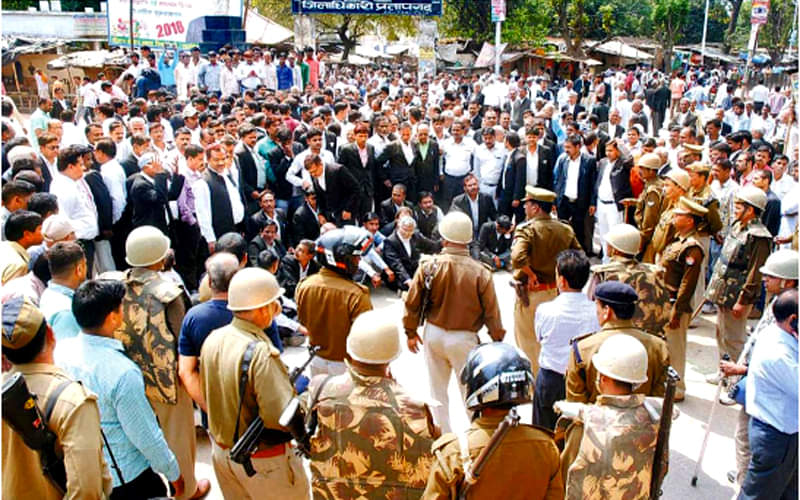 Big tussle between Advocates and Police after Lawyer shot dead in Pratapgarh