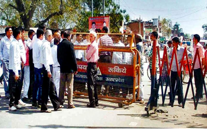 Big tussle between Advocates and Police after Lawyer shot dead in Pratapgarh