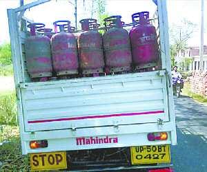  49 thousand robbed गस LPG whicle driver