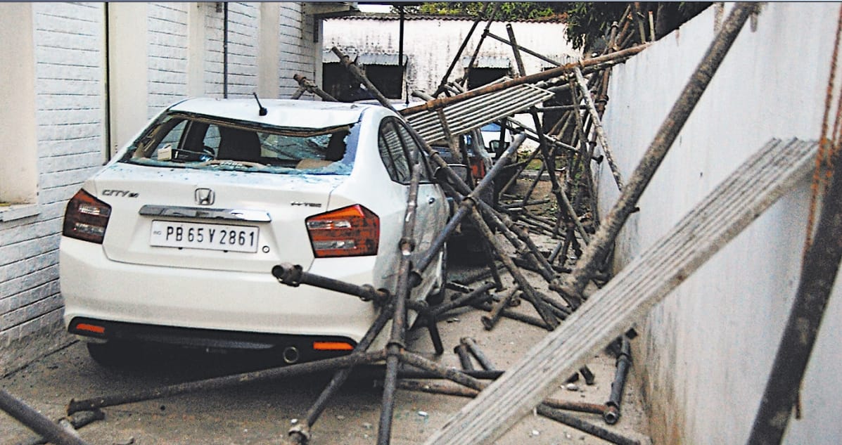 Entered in the truck parked car, killing two