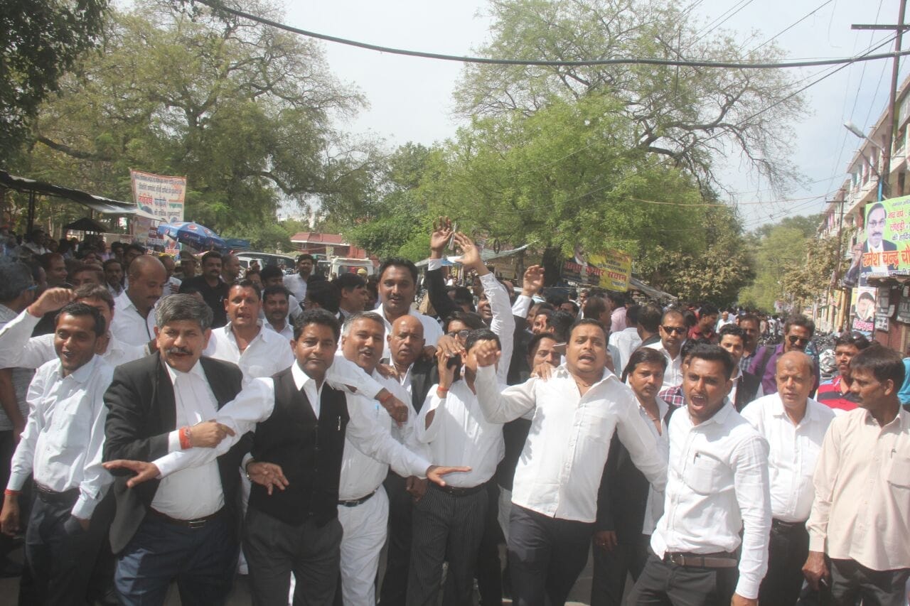  A lawyer get beaten till death in kanpur.
