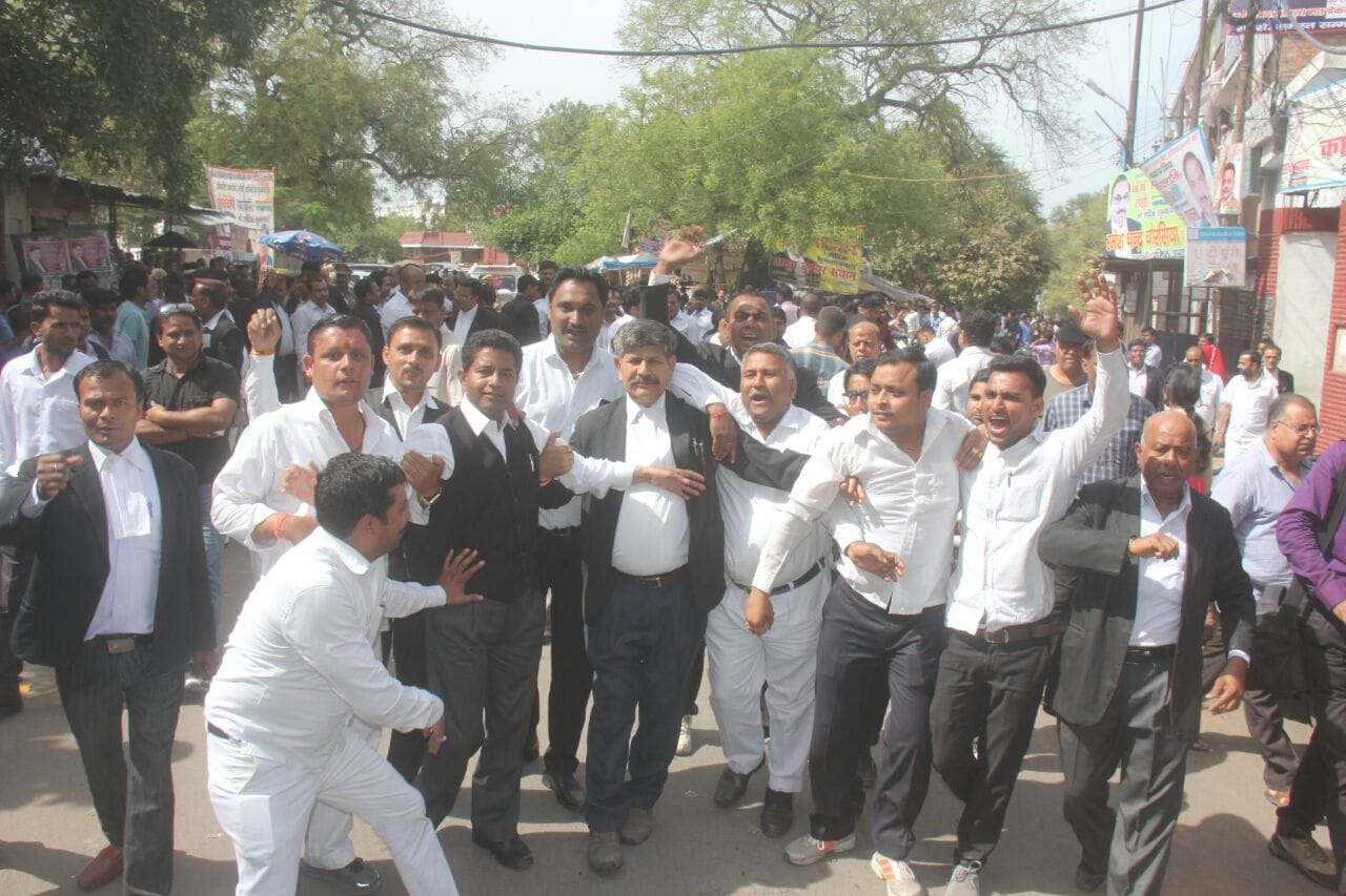  A lawyer get beaten till death in kanpur.