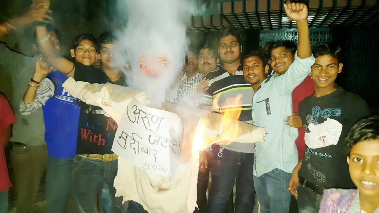 Gold businessmen burnt an idol of the finance minister