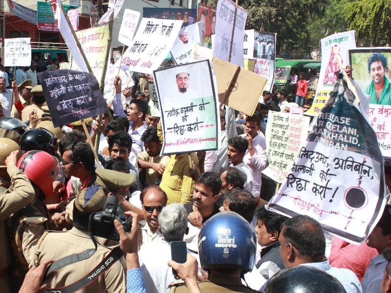  Huge protest against UP govt in Lucknow.