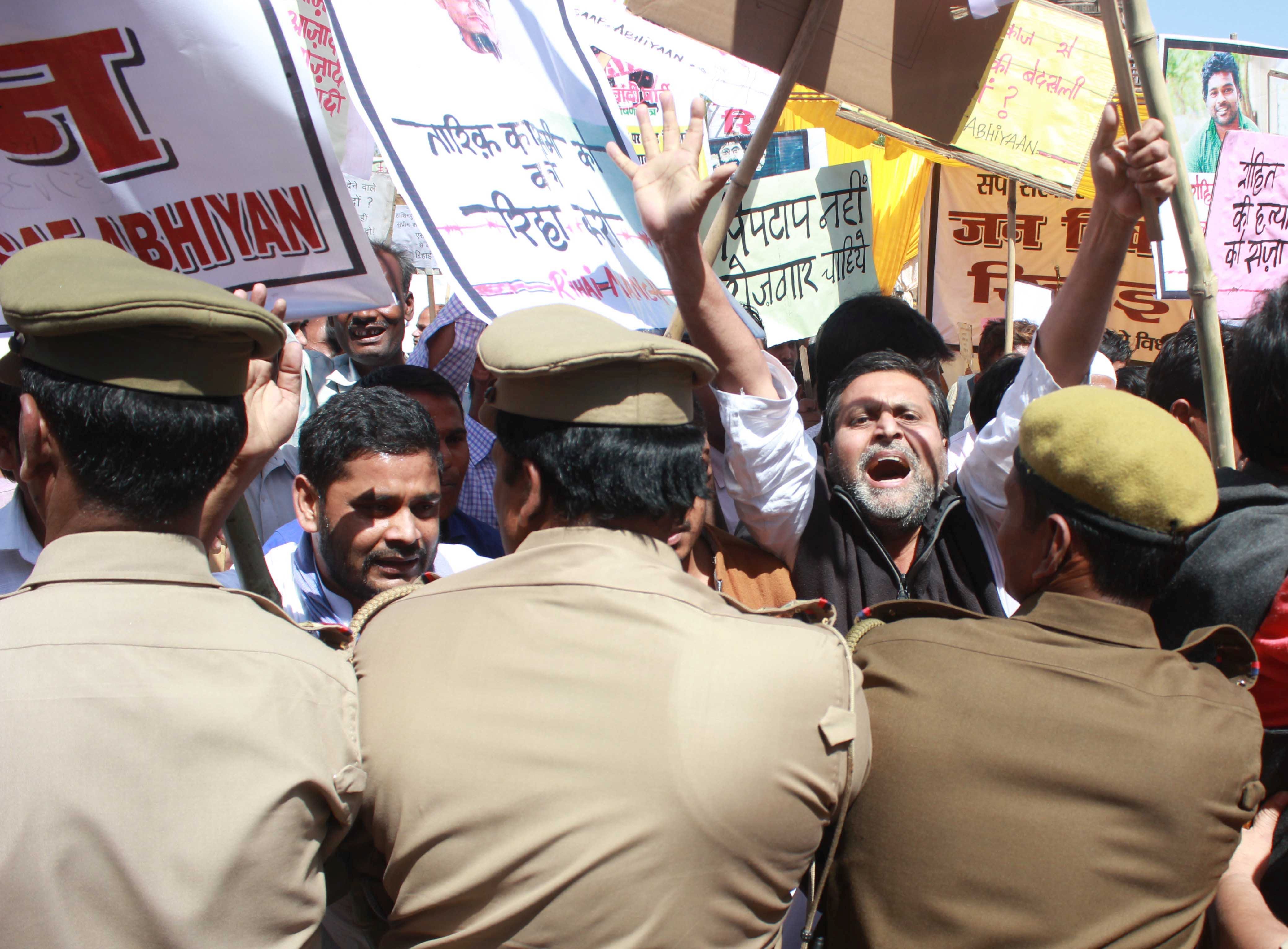  Huge protest against UP govt in Lucknow.