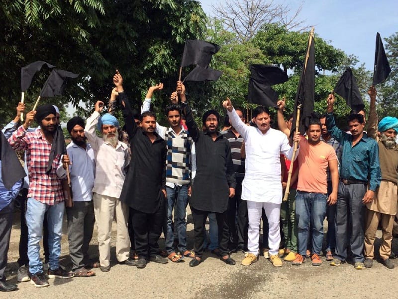 protest, pathankot protest, farmer protest in pathankot, officer office lock in pathanlot, amritsar