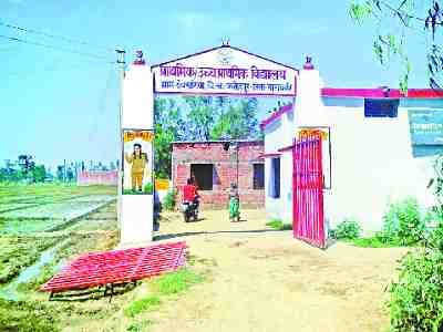 The death of innocent student by the demolished school gate 
