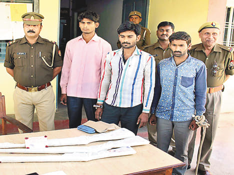  Three crooks caught in a police encounter