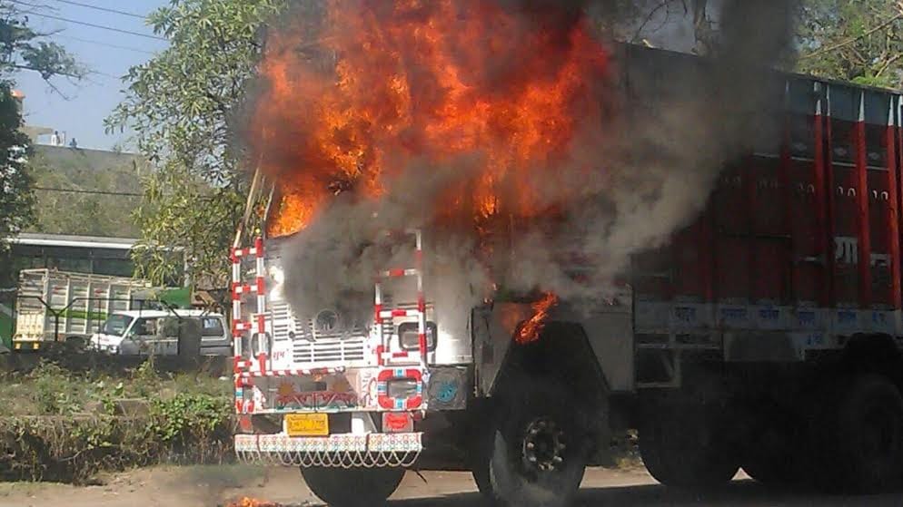 kanpur people set fire to a truck