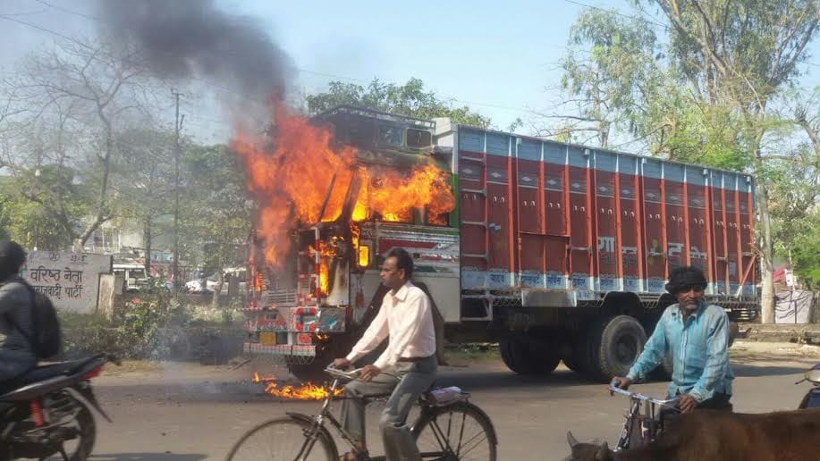 kanpur people set fire to a truck