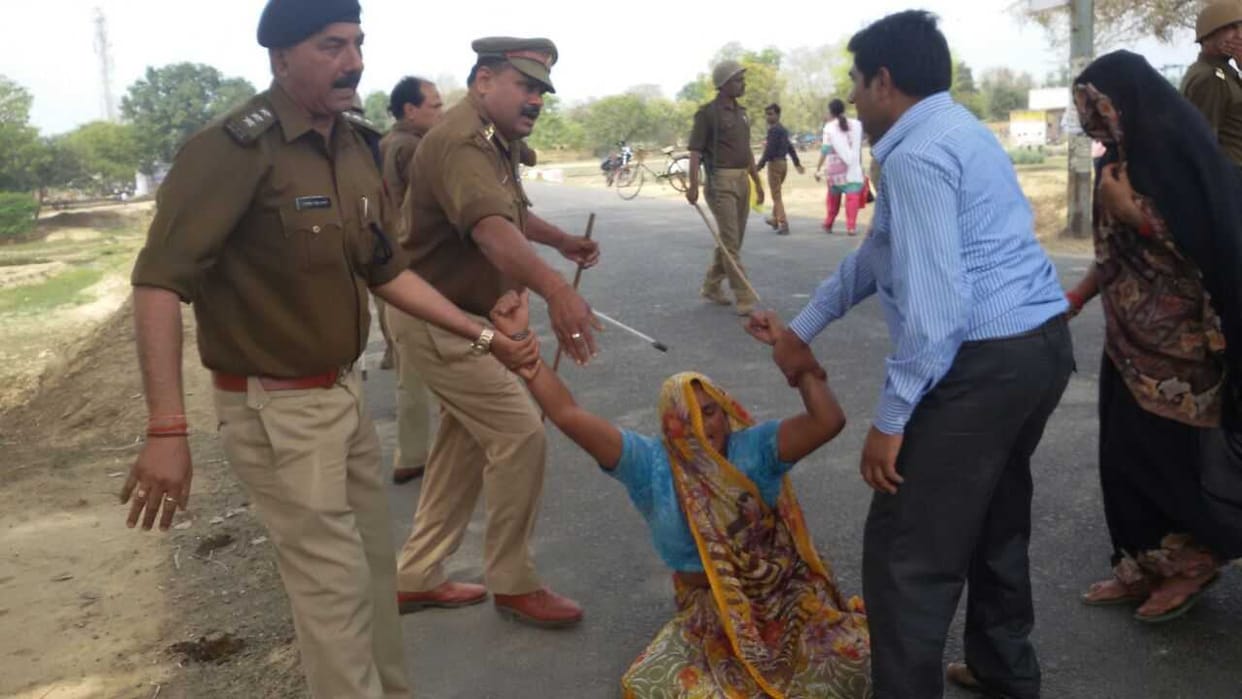 Villagers and police clash in putting jam