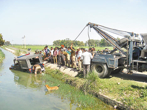 Thanadhyksh jeep collision of two students injured