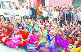 Contract health workers continue strike