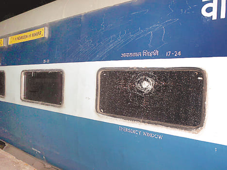 Contact revolution of students threw stones at the train, driver injured