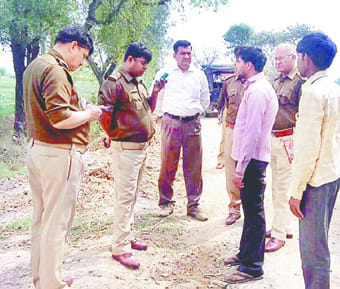 Rs 2.43 lakh looted from salesmen