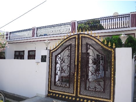 servant looted money after owner's death