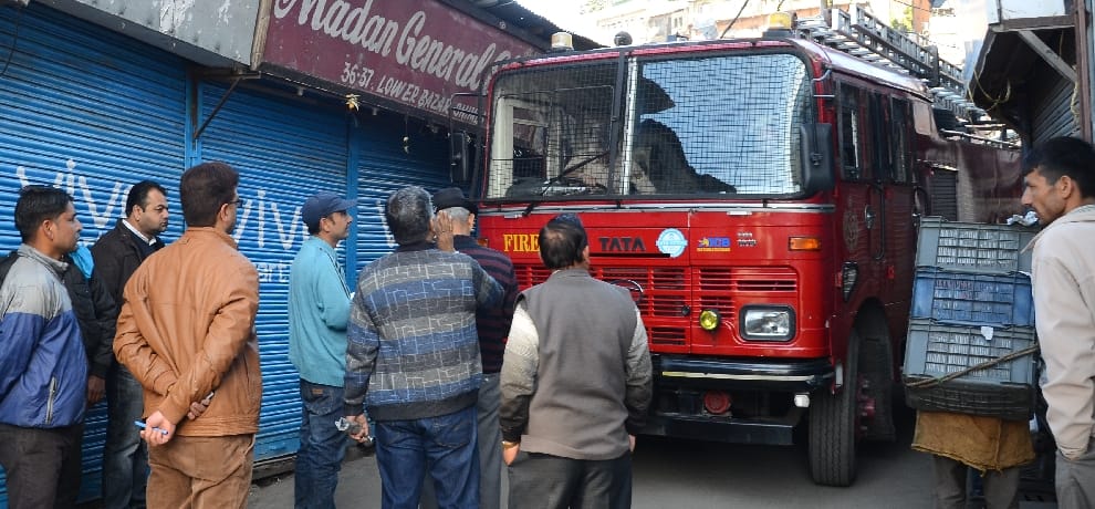  fire vehicle stuck in lower bazar shimla, notice to 52 shopkeepers.