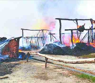 Fire burns 62 houses