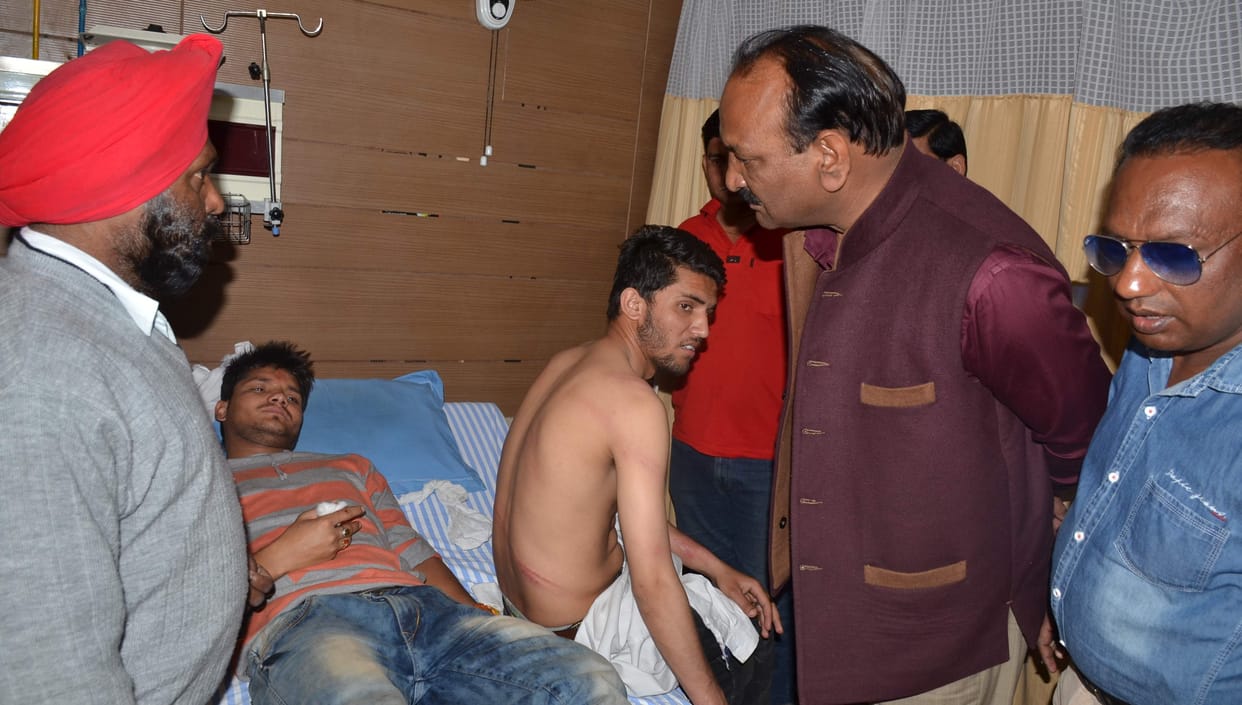 The two sides went stones, seven injured