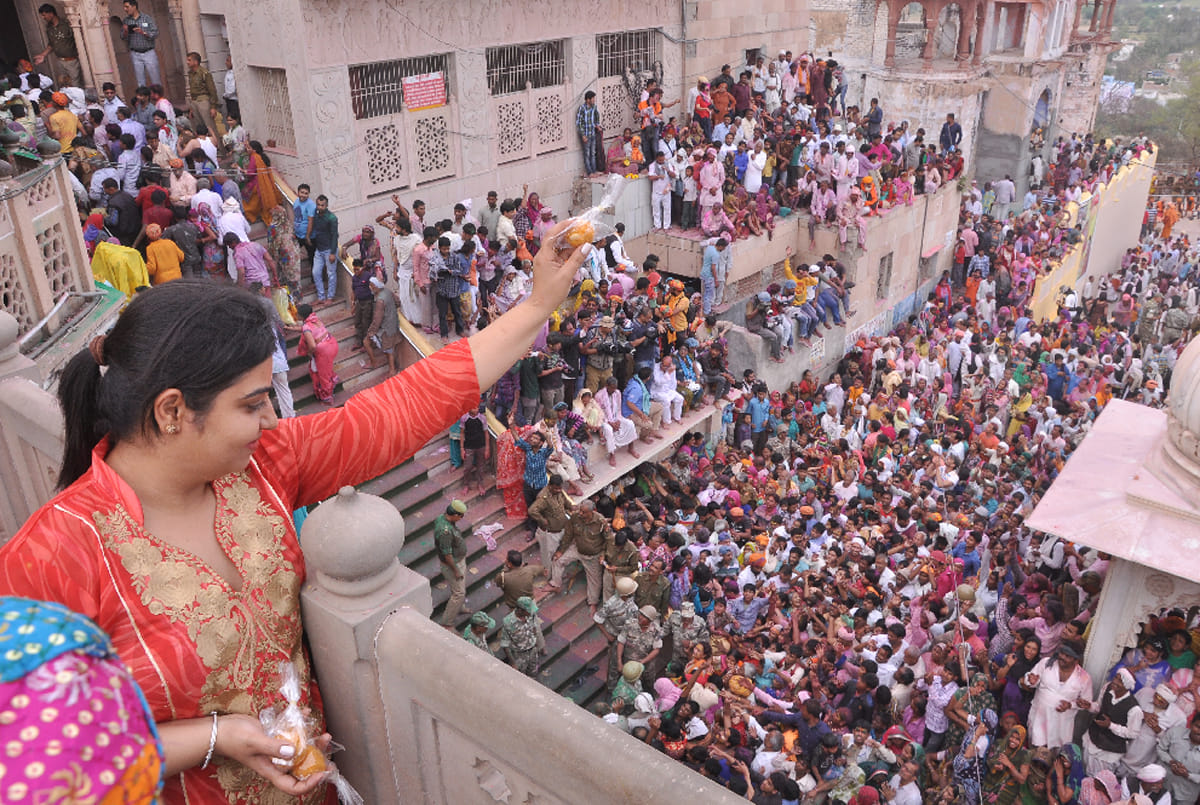 laddu holi in barsana of mathura