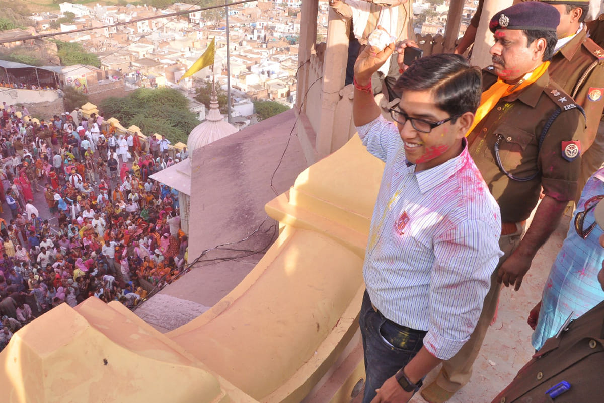 laddu holi in barsana of mathura