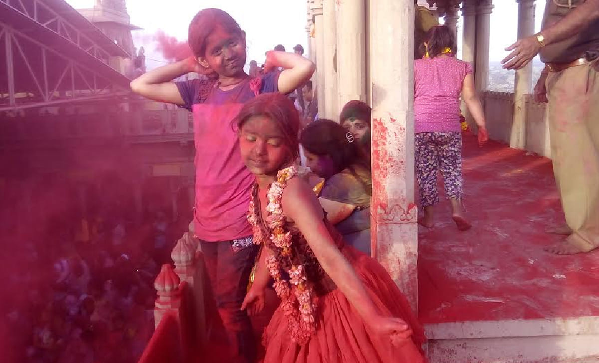 laddu holi in barsana of mathura