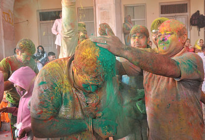 Huddang and laughter disappear elderly worried about the changing form of Holi