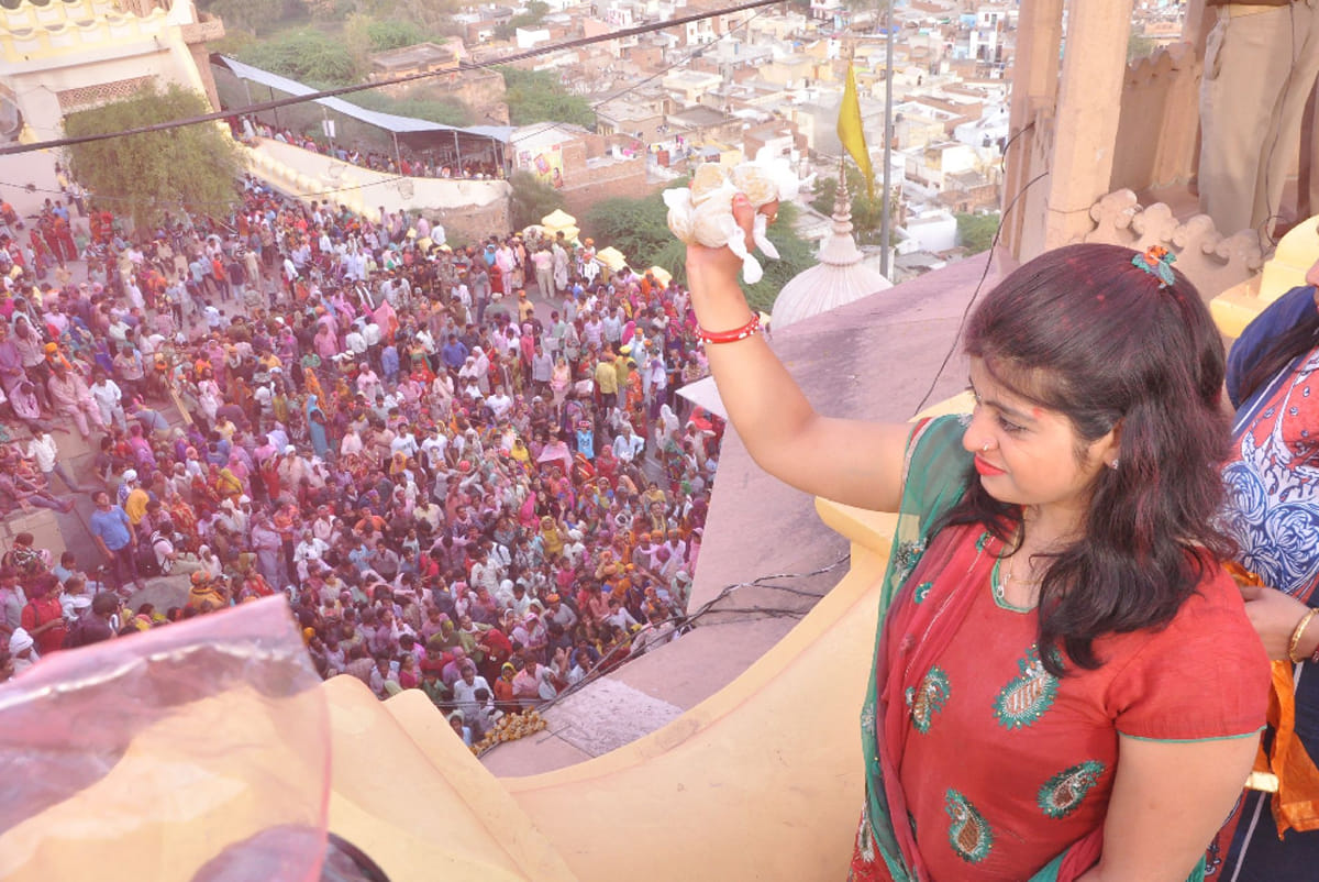 laddu holi celebrations in barsana mathura