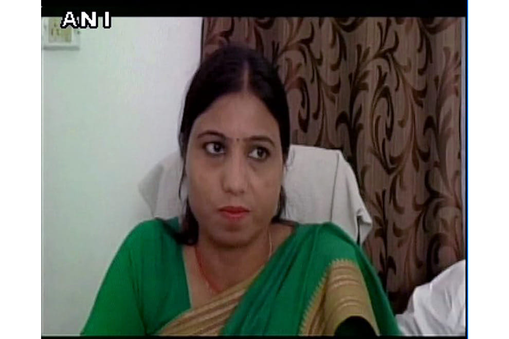 samajawadi party mla from sambhal's chanduasi laxmi gautam scolds police inspector
