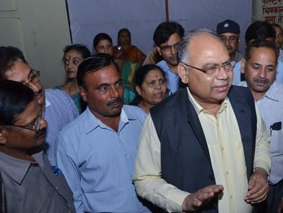  Lucknow university controversy, provost leaves kailash hostel.