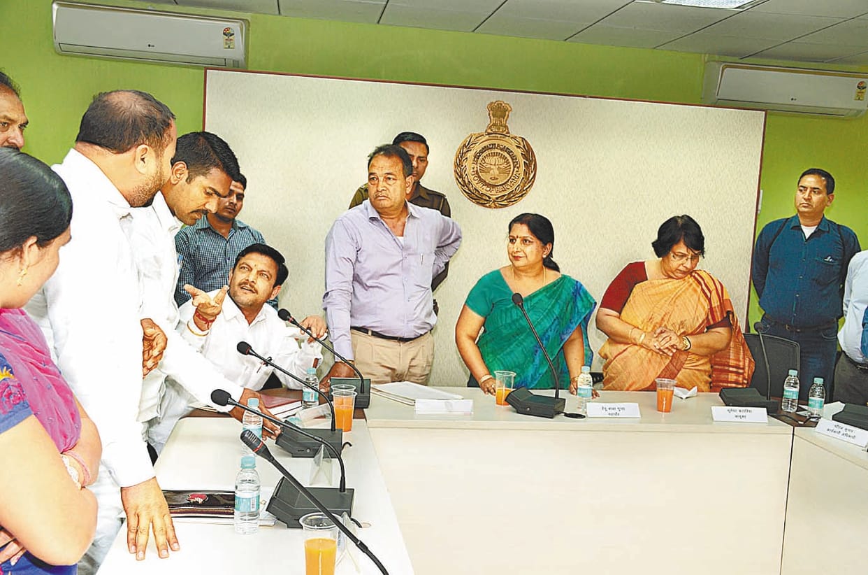 Get Out coined, municipal corporation meeting on budget issue, Hungama, karnal