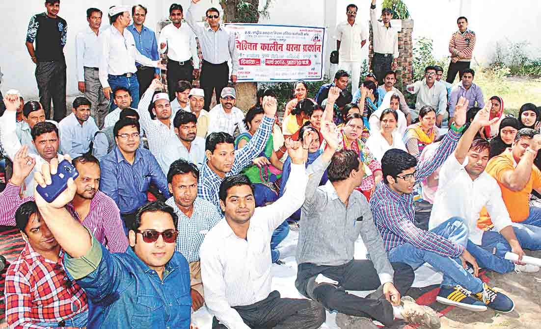 nhrm workers protest against goverment in rampur