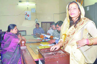 En: GEIPAN old president Anchal side dominated