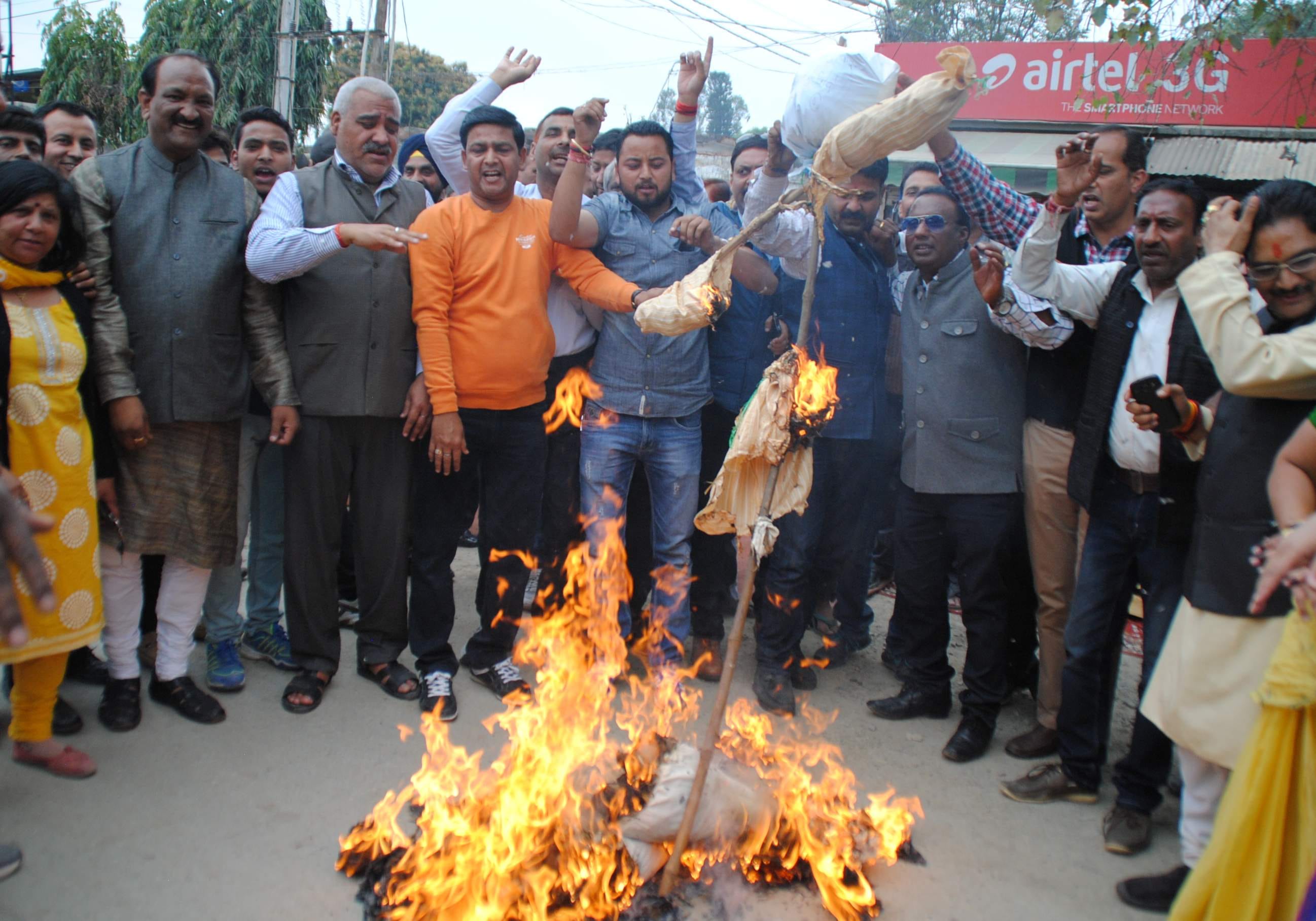 police raided BJP leader house in shaktiman case, bjp protest.