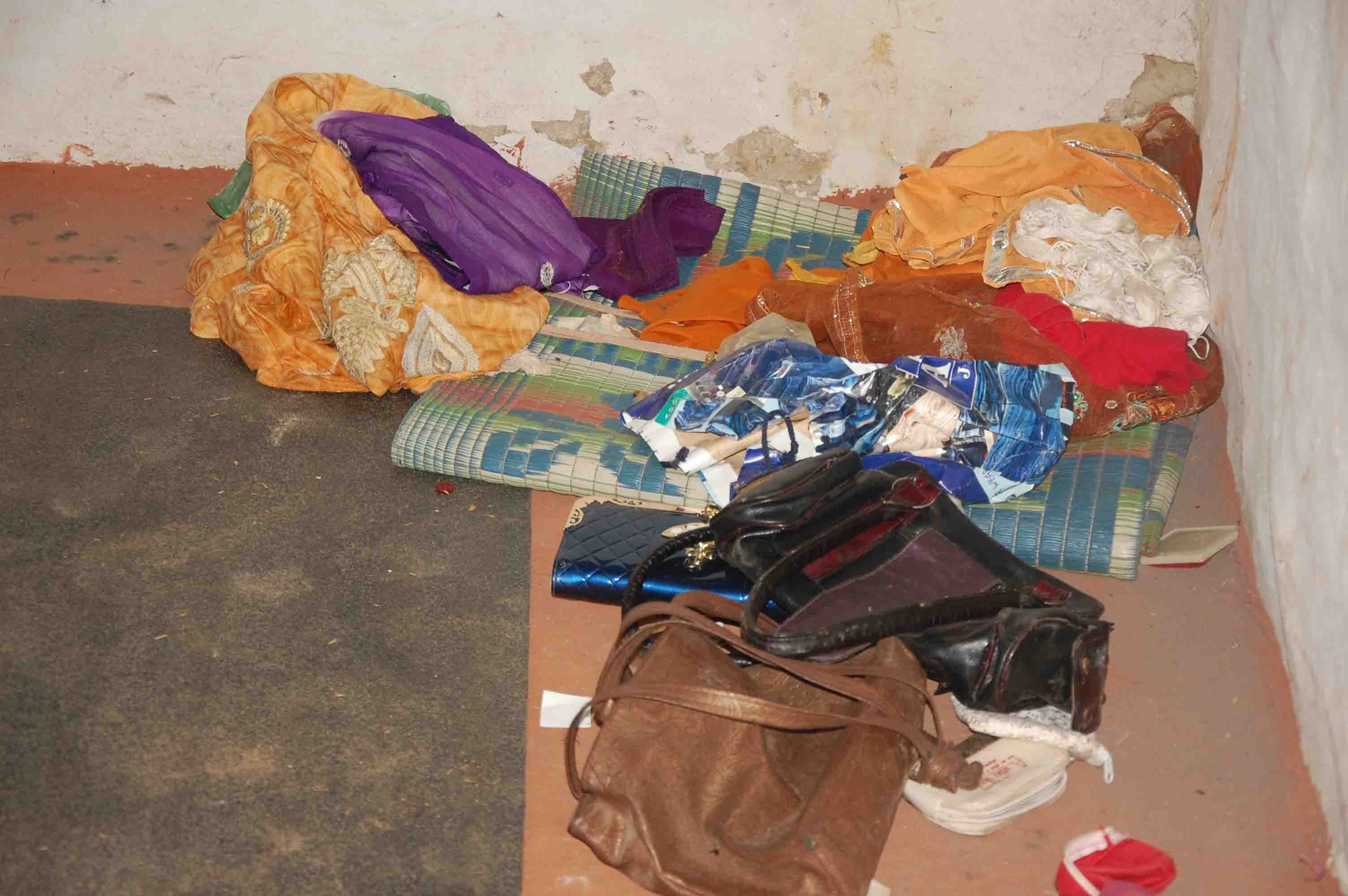 dacoit hostage farmer's hostage and do robbery