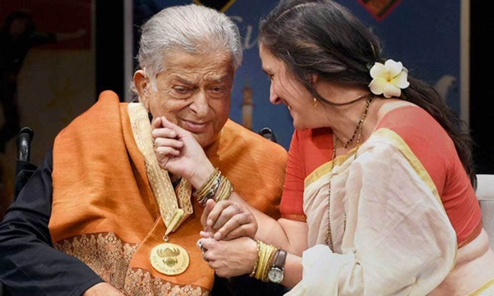 First international Indian film actor Shashi Kapoor has died in Mumbai
